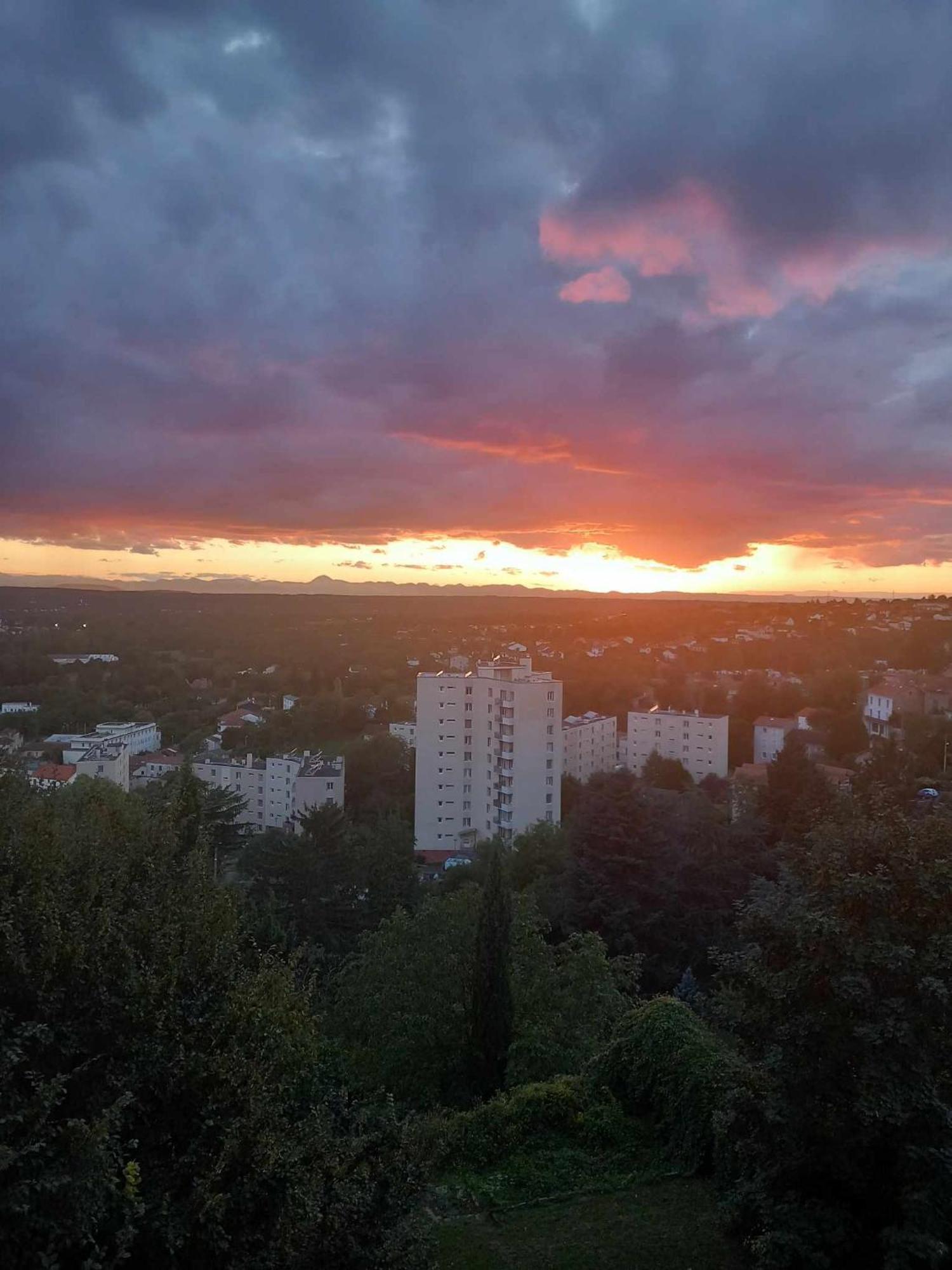 L'Appart De Babou Rez De Chaussee Parking Free Draps Wifi Thiers Exterior photo